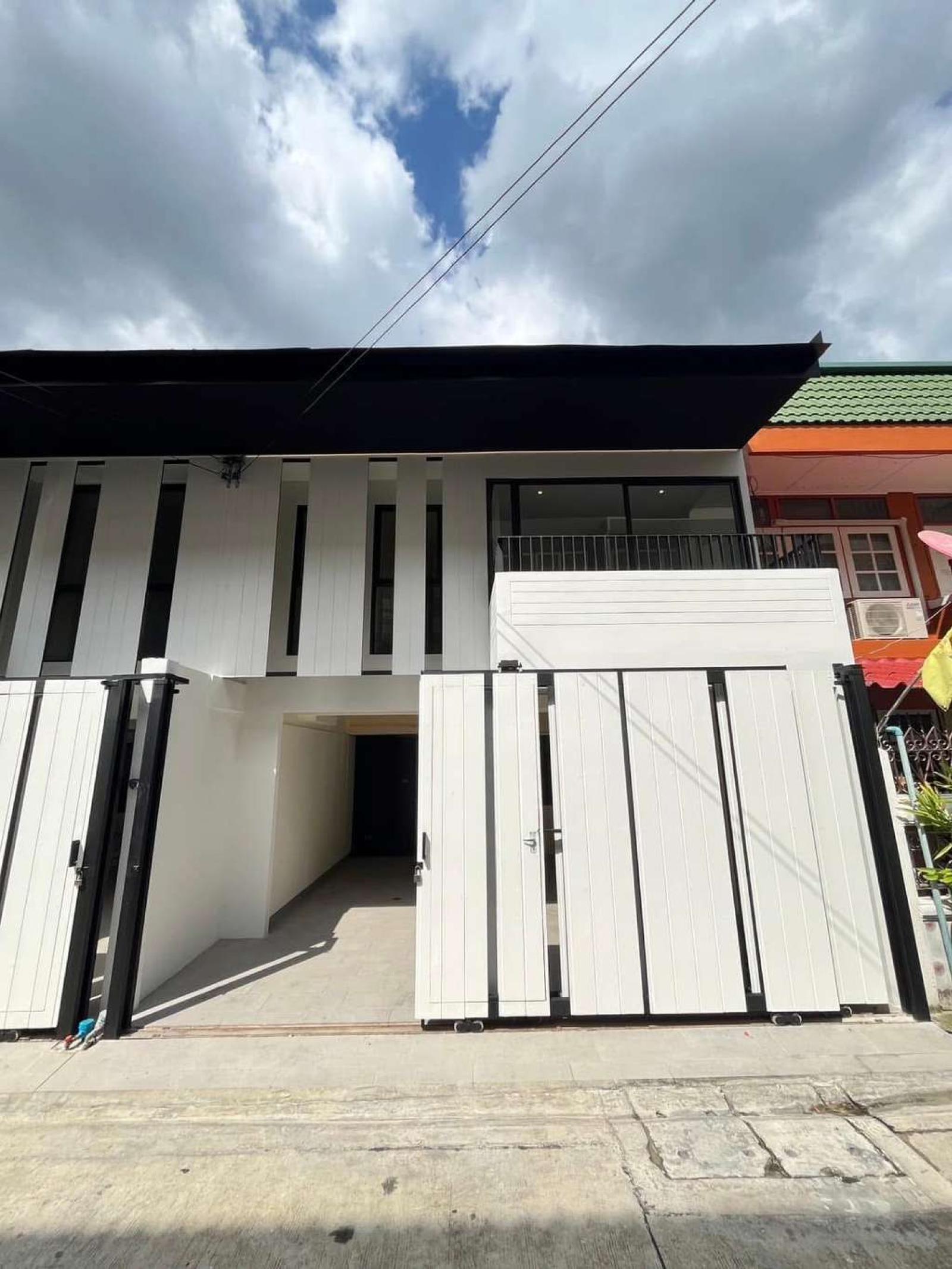 ทาวน์โฮม ปรีดีพนมยงค์ 14 / 2 ห้องนอน (ขายพร้อมผู้เช่า), Townhome Pridi Phanomyong 14 / 2 Bedrooms (SALE WITH TENANT) GNG243