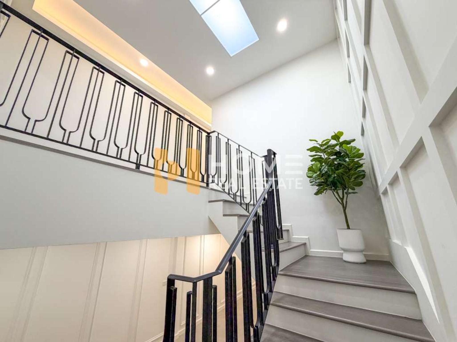 ทาวน์เฮ้าส์ ซอยปรีดีพนมยงค์ 42 / 3 ห้องนอน (ขายพร้อมผู้เช่า), Townhouse, Soi Pridi Phanomyong 42 / 3 Bedrooms (SALE WITH TENANT) GNG248