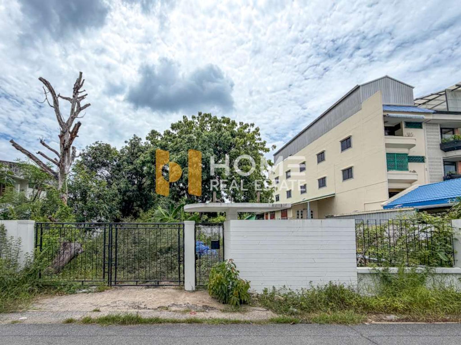 ที่ดิน ซอยปรีดีพนมยงค์ 14 แยก 16 / 98 ตร.วา (ขาย), Land plot at Soi Pridi Phanomyong 14 Intersection 16 / 98 Square Wa (FOR SALE) GNG265