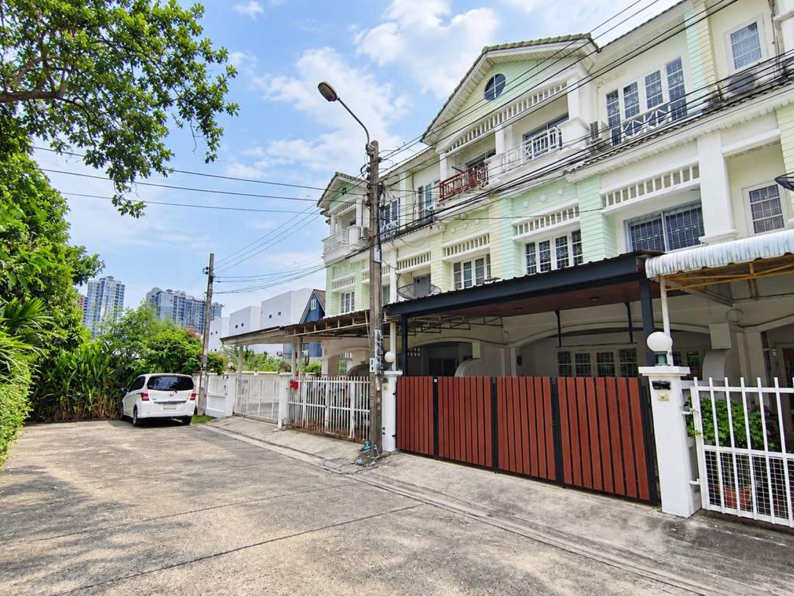 ทาวน์โฮม ในซอย บางมดแลนด์–ถนนประชาชื่น (เลียบคลองประปา) / 3 ห้องนอน (ขาย), Townhouse in Bang Mod Land alley – Prachachuen Road (along the water canal) / 3 Bedrooms (FOR SALE) PALR029