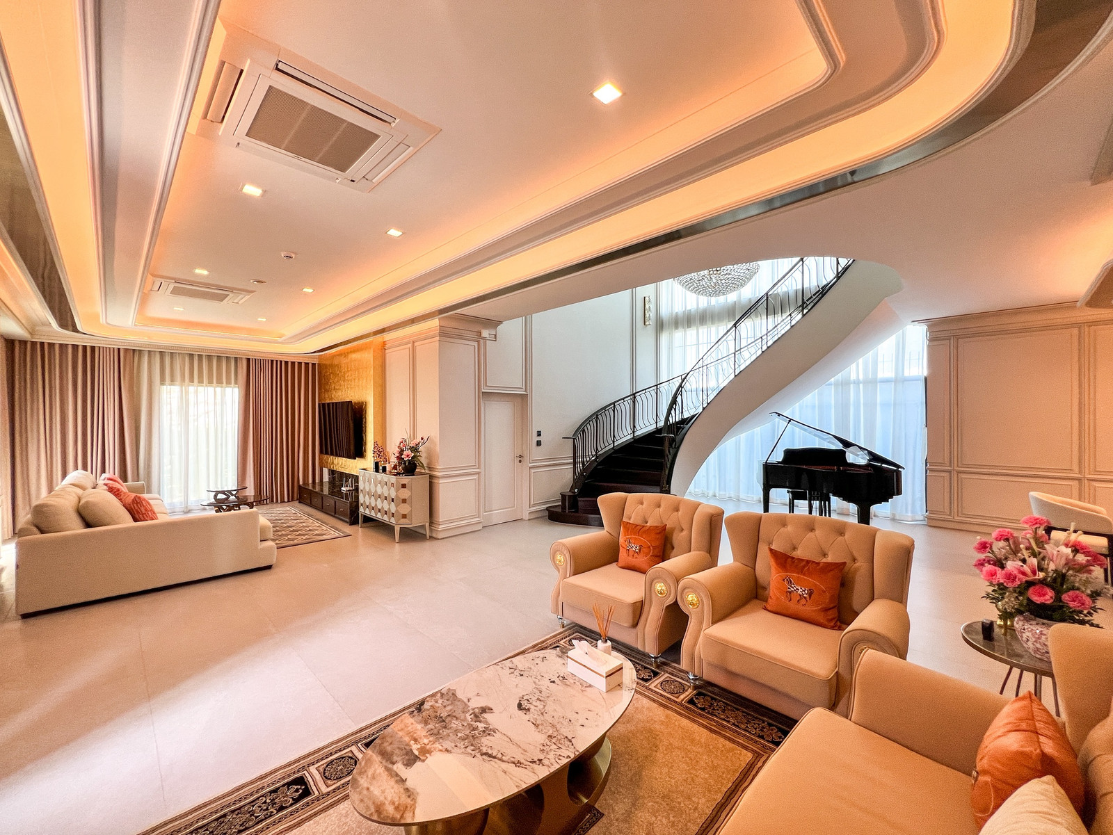 แกรนด์ บางกอก บูเลอวาร์ด กรุงเทพกรีฑา / 5 ห้องนอน (เช่า), Grand Bangkok Boulevard Krungthepkreetha / 5 Bedrooms (FOR RENT) BZD168
