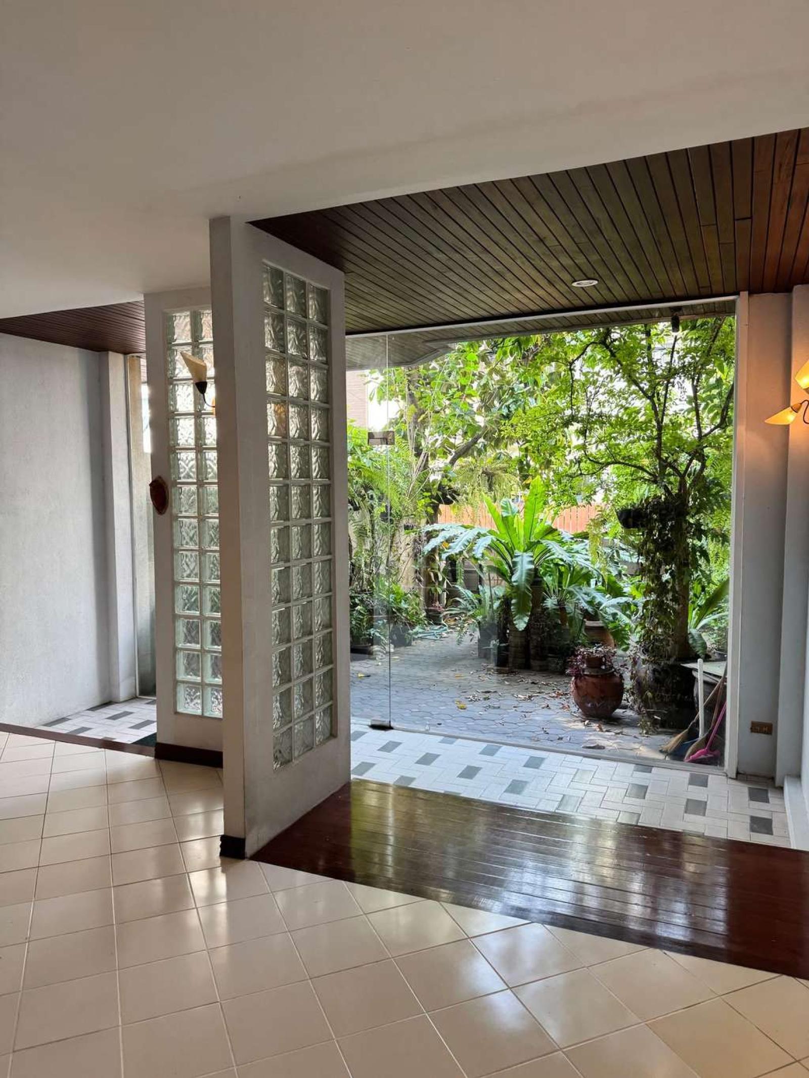 ทาวน์โฮม ซอยทองหล่อ 7 (เช่า 2 หลัง) / 12 ห้องนอน (ให้เช่า), Townhouses for rent in Soi Thonglor 7 (2 units) / 12 Bedrooms (FOR RENT) GNG330