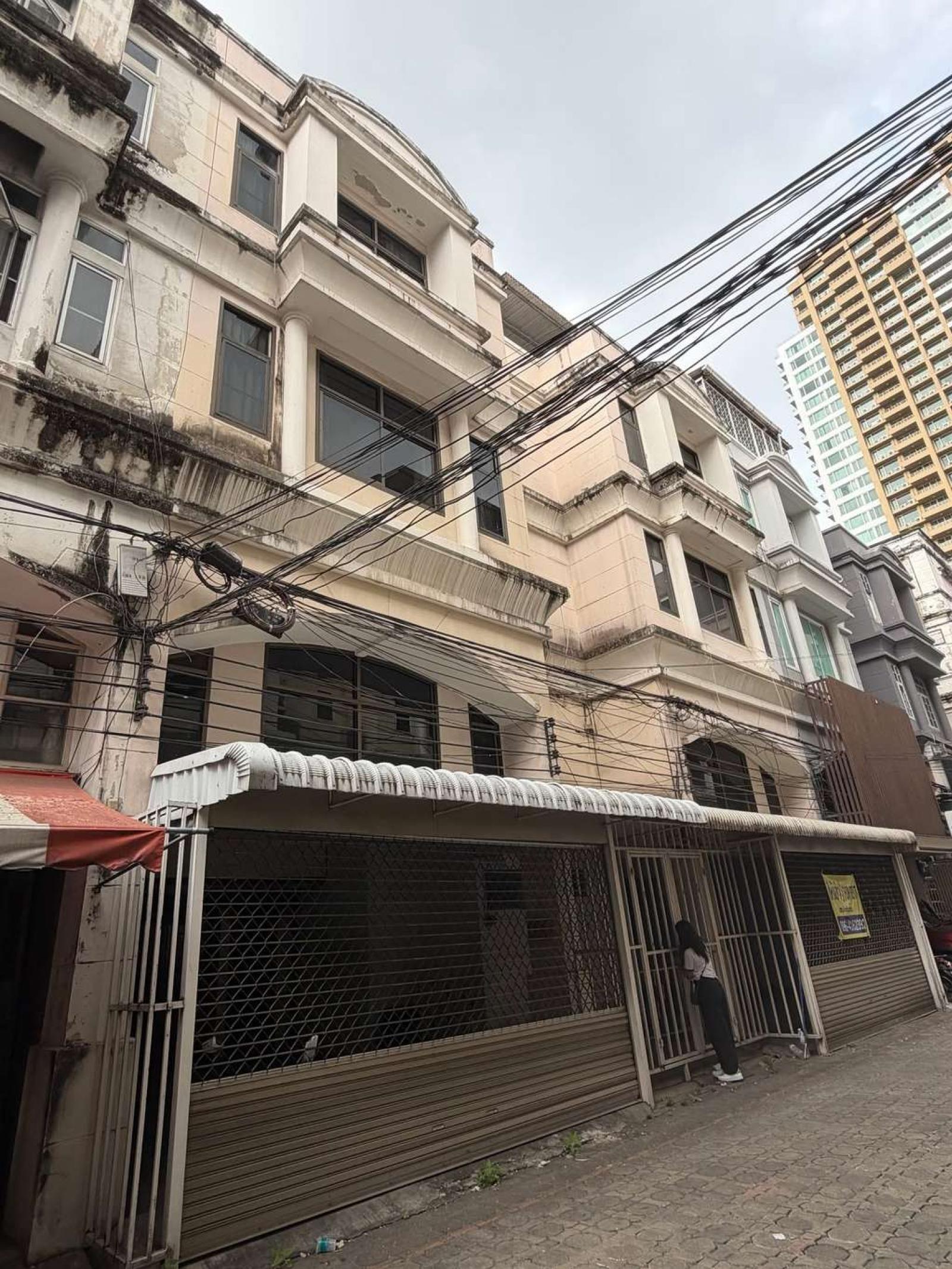 ทาวน์โฮม ซอยสุขุมวิท 39 / 8 ห้องนอน (ให้เช่า), Townhouse, Sukhumvit Soi 39 / 8 Bedrooms (FOR RENT) GNG332