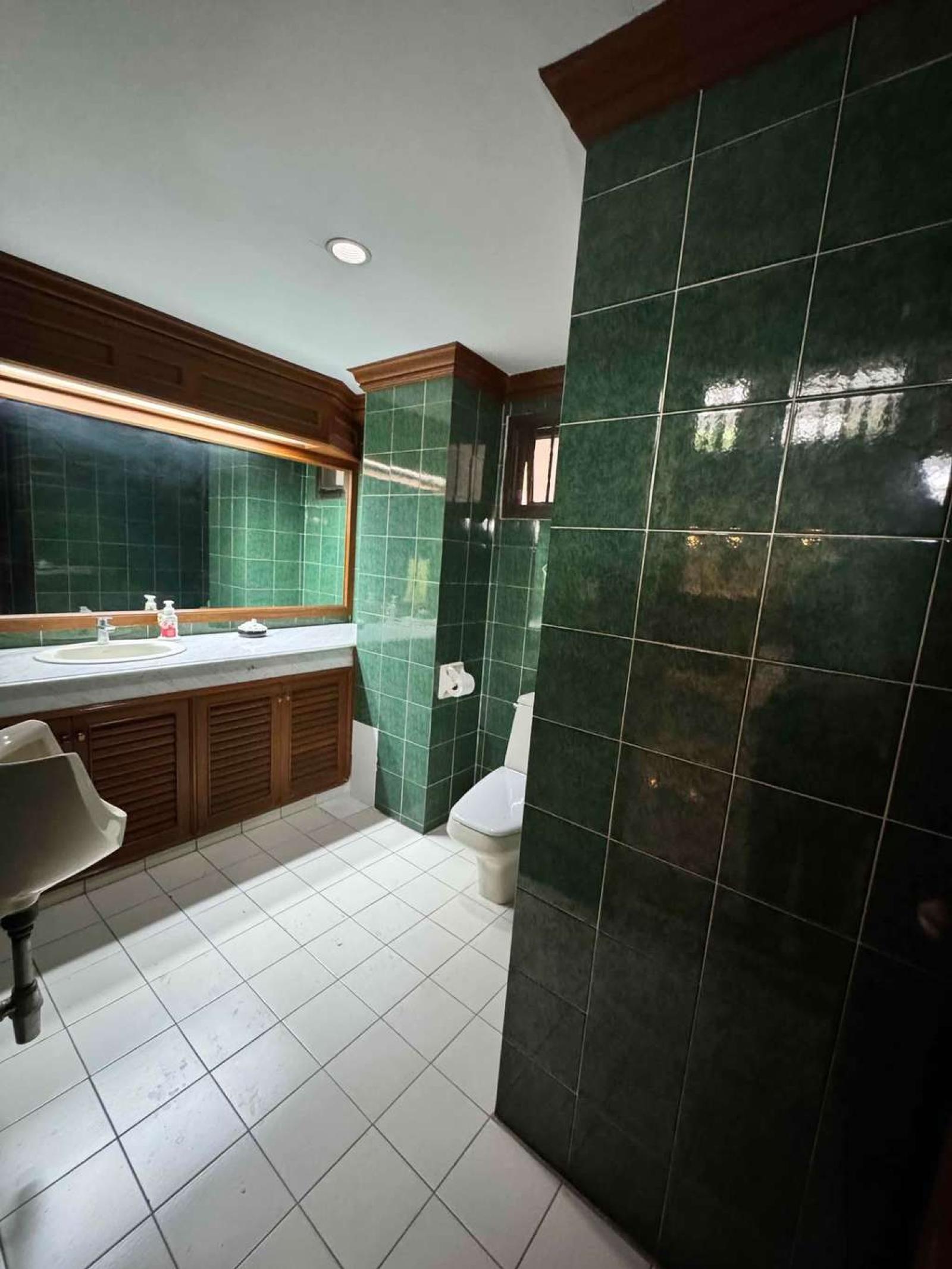 ทาวน์โฮม ซอยสุขุมวิท 39 / 8 ห้องนอน (ให้เช่า), Townhouse, Sukhumvit Soi 39 / 8 Bedrooms (FOR RENT) GNG332