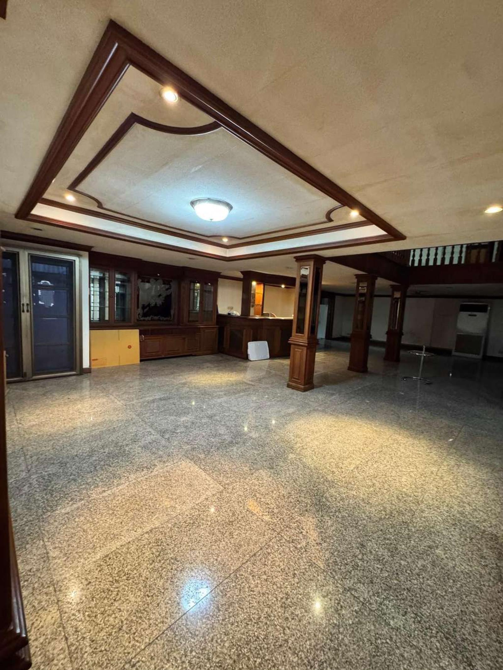 ทาวน์โฮม ซอยสุขุมวิท 39 / 8 ห้องนอน (ให้เช่า), Townhouse, Sukhumvit Soi 39 / 8 Bedrooms (FOR RENT) GNG332